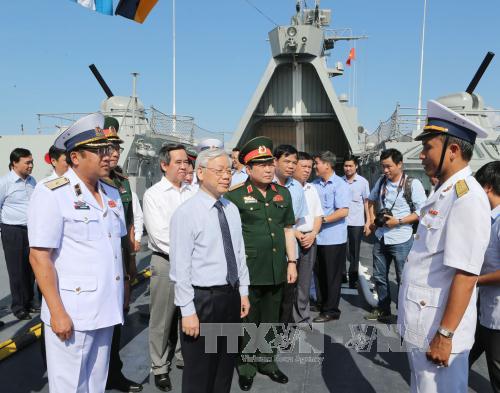 ທ່ານເລຂາທິການໃຫຍ່ຫງວຽນຟຸຈ້ອງຢ້ຽມຢາມແລະເຮັດວຽກຢູ່ທະຫານເຂດ4